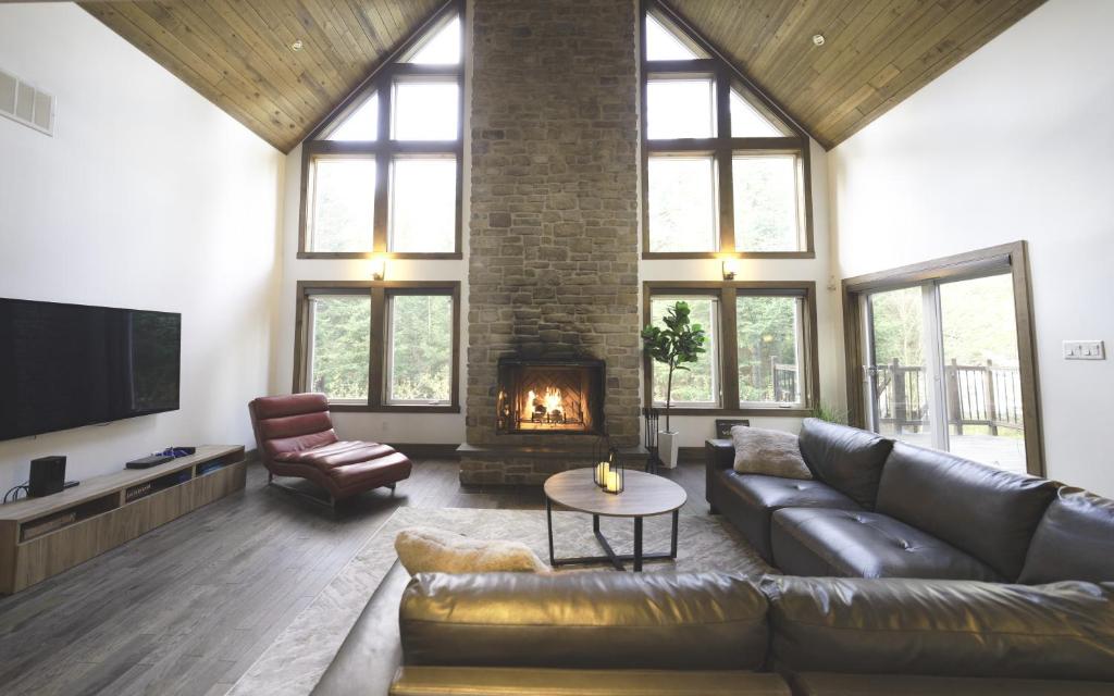 Posezení v ubytování Luxury with hot tub 300mbps Wifi Games & more !