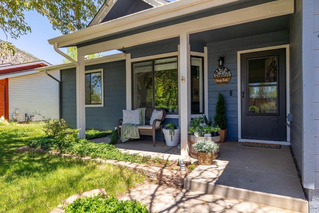 um alpendre frontal de uma casa com uma cadeira em Happy Trails Flagstaff em Flagstaff