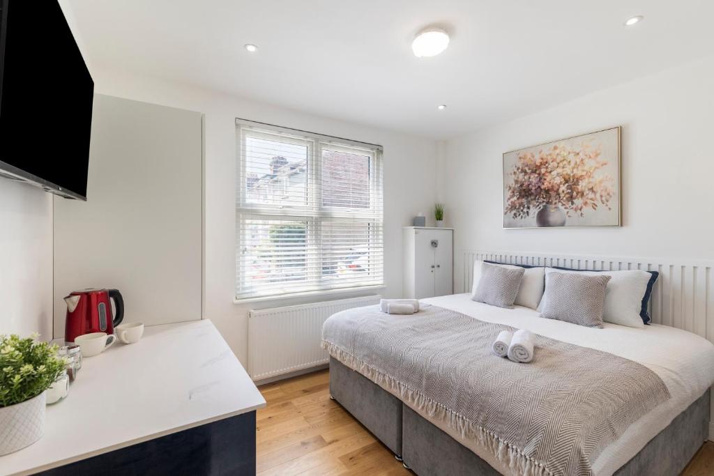 Gallery image of Studio at Tube Station Ground Floor Private Bathroom and shared Kitchen 1 in Edgware