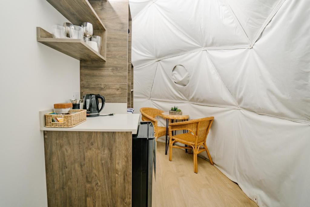 Kuchyň nebo kuchyňský kout v ubytování Glamping Tortuga Verde