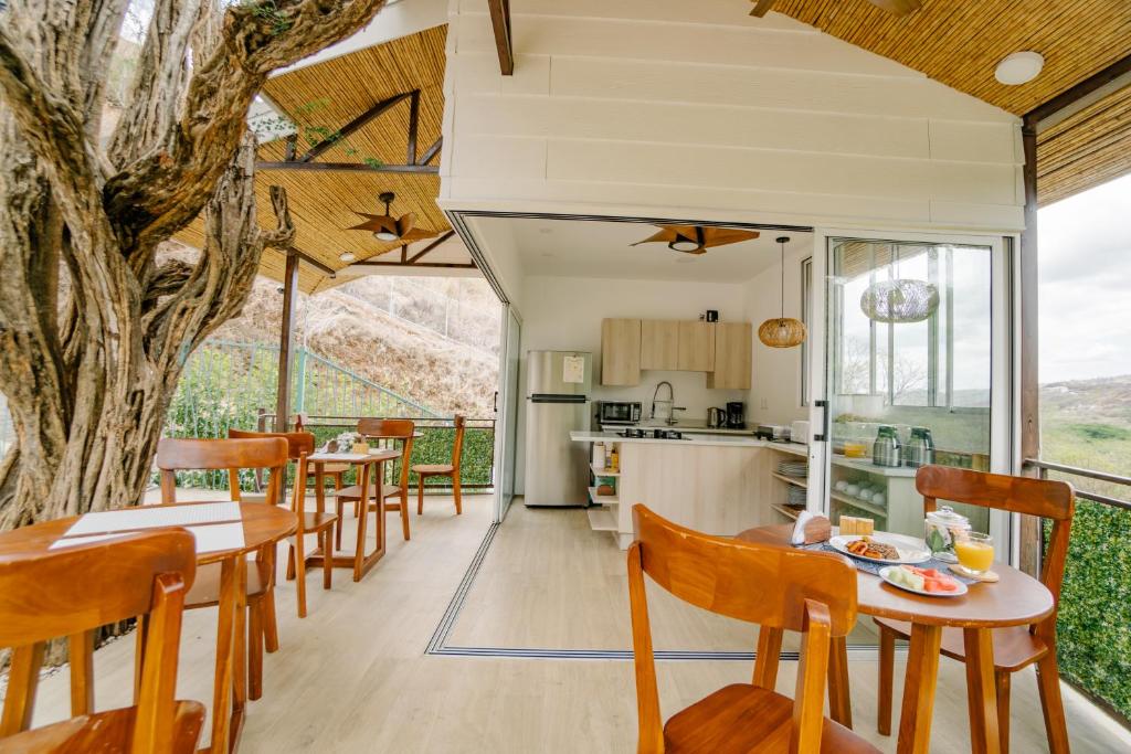 Kuchyň nebo kuchyňský kout v ubytování Glamping Tortuga Verde