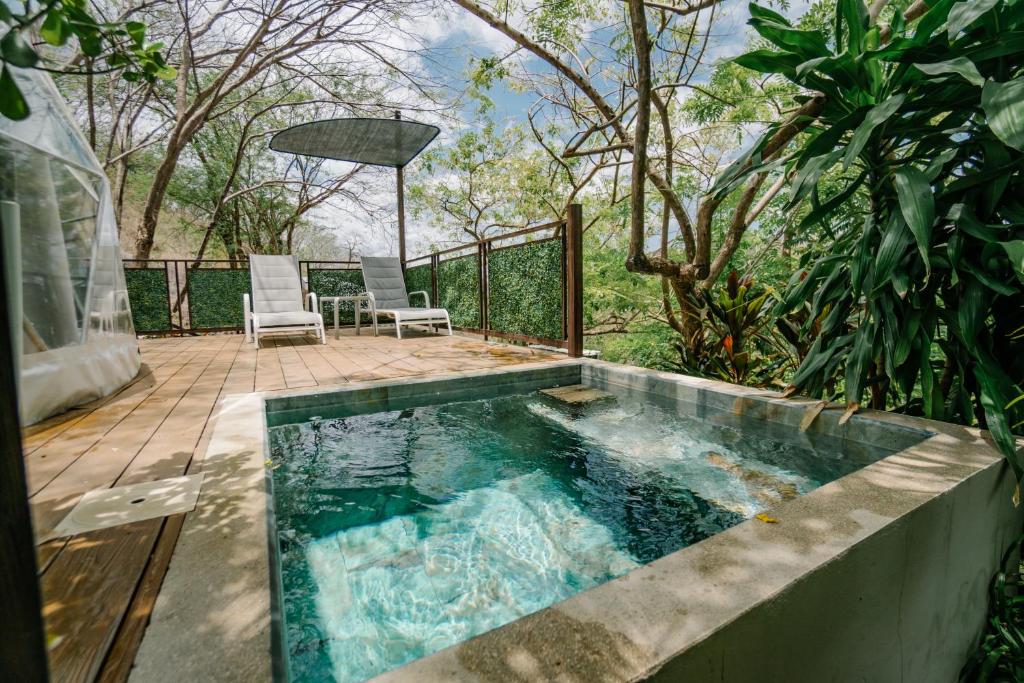 Bazén v ubytování Glamping Tortuga Verde nebo v jeho okolí