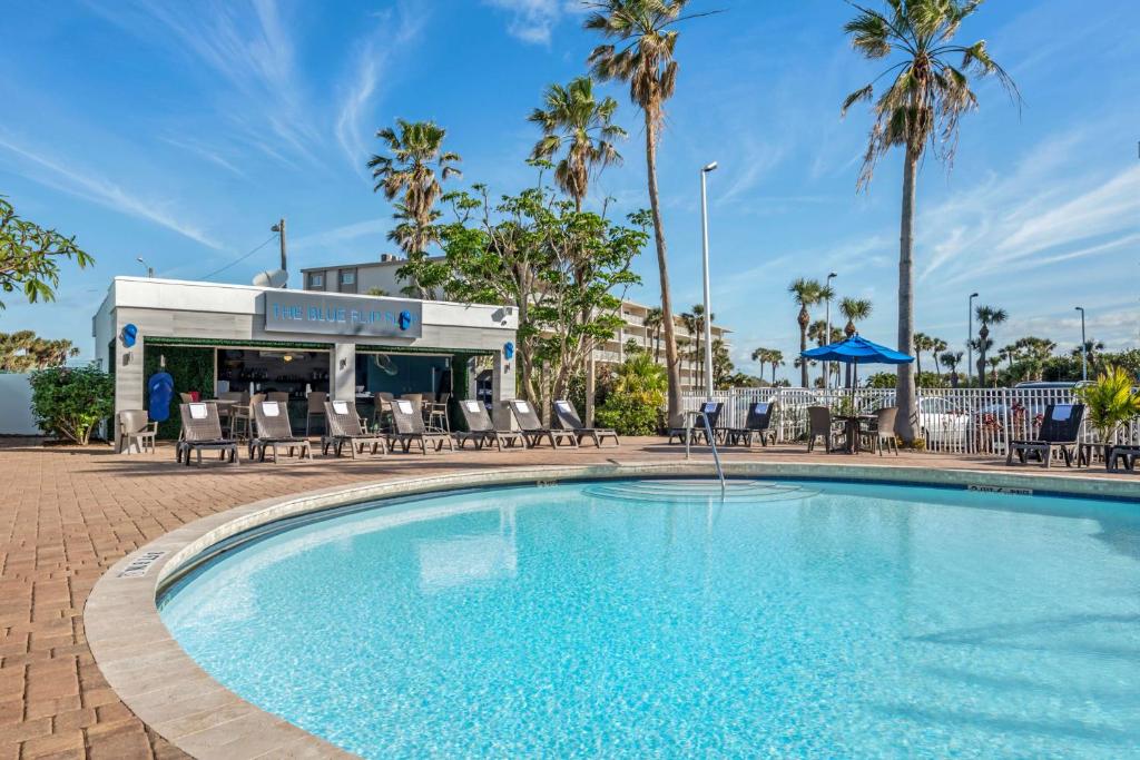 Bazén v ubytování Best Western Cocoa Beach - Port Canaveral nebo v jeho okolí