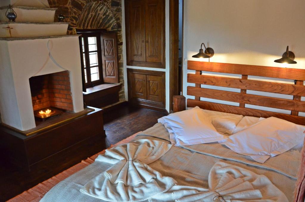 Postel nebo postele na pokoji v ubytování Fyloma Villa With 5 Bedrooms