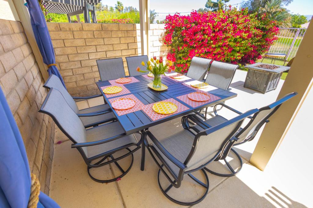 Patio nebo venkovní prostory v ubytování Spacious home with golf course views and private pool