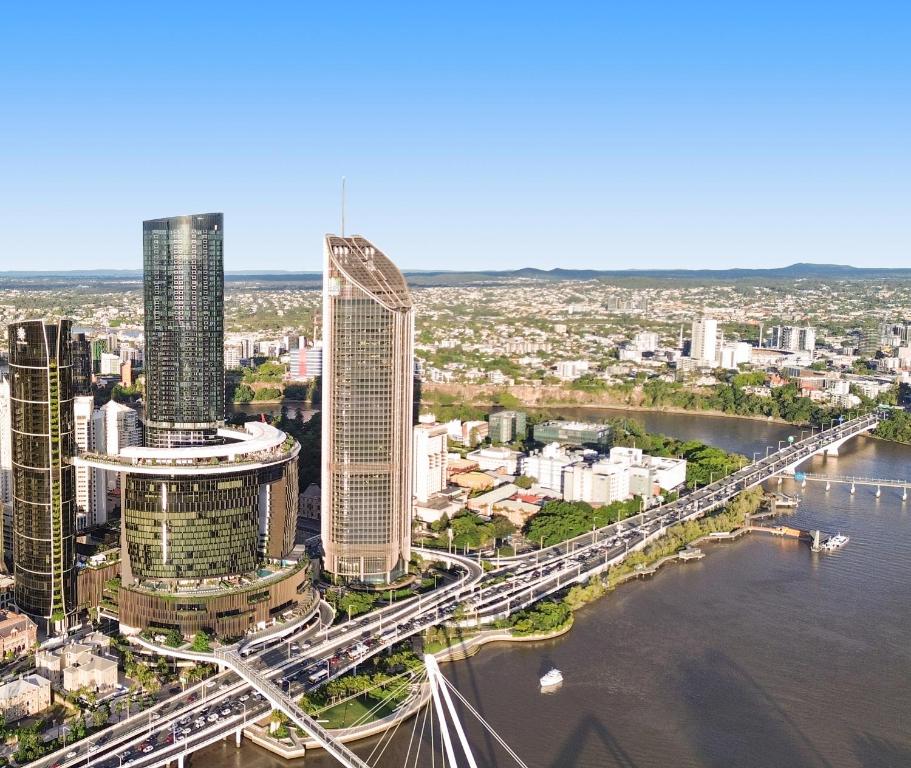 布里斯班Queen's Wharf Residences的一座带桥梁的城市的顶部景观