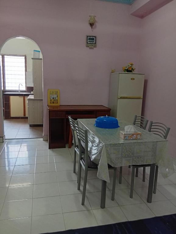 Kuchyň nebo kuchyňský kout v ubytování Ekaira homestay