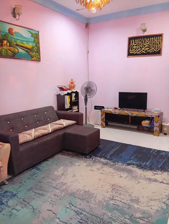 TV a/nebo společenská místnost v ubytování Ekaira homestay
