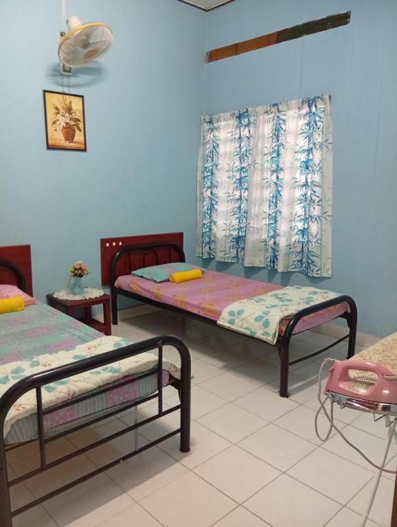 Postel nebo postele na pokoji v ubytování Ekaira homestay