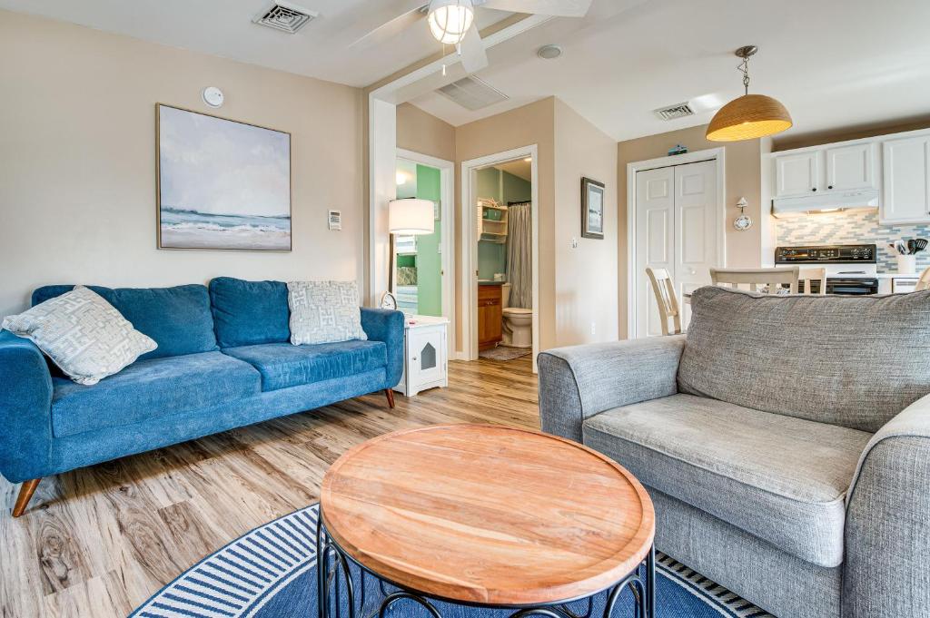 Χώρος καθιστικού στο Charming Coastal Cottage with Pool Access!