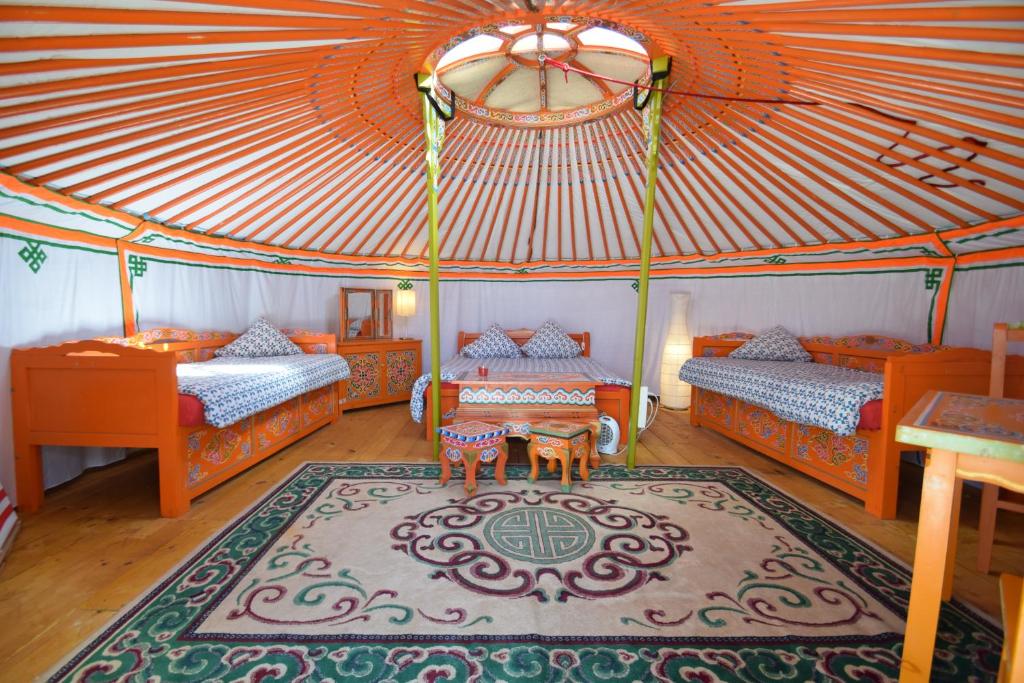 Un ou plusieurs lits dans un hébergement de l'établissement Yourte Nomade-Lodge
