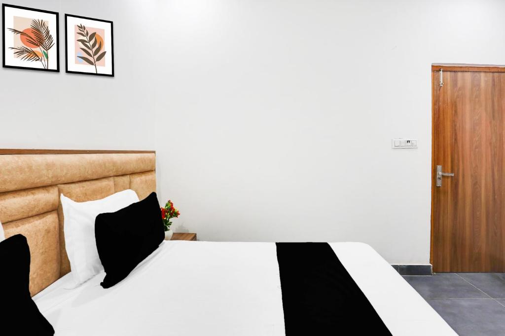 Postel nebo postele na pokoji v ubytování Hotel O The signature stay