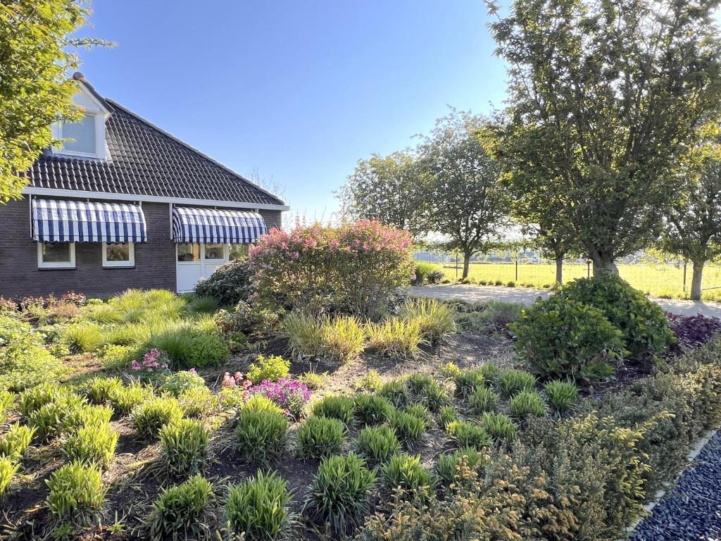 a garden in front of a house with plants at Het Edelhert in Velden