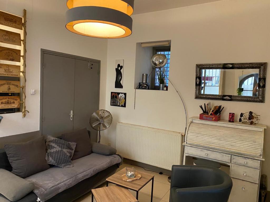 - un salon avec un canapé et un piano dans l'établissement Au Petit Balze, à Arles