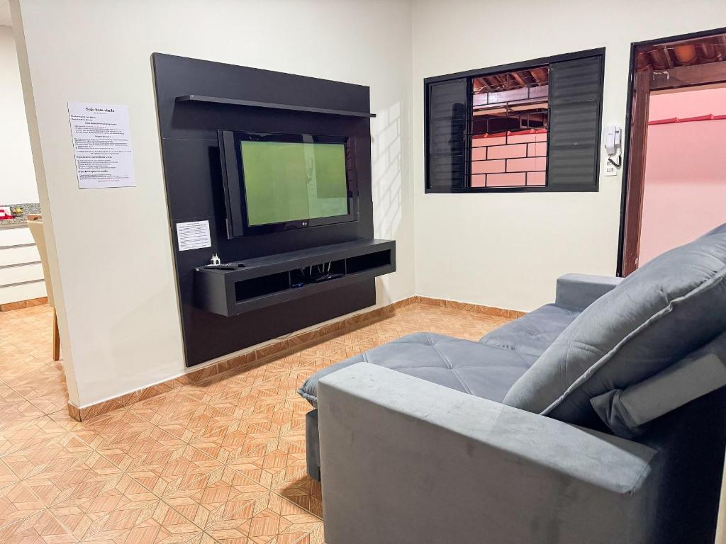 Μια τηλεόραση ή/και κέντρο ψυχαγωγίας στο Casa Completa para até 5 hóspedes próx Santa Casa