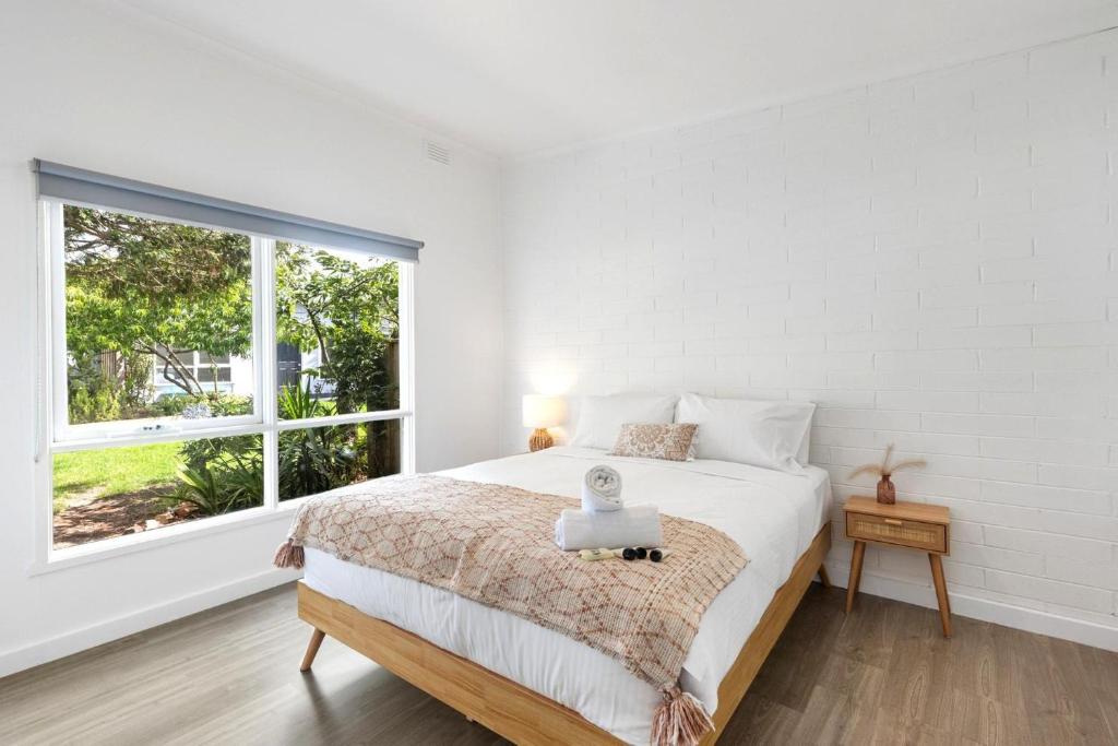 Ένα ή περισσότερα κρεβάτια σε δωμάτιο στο Rosebud Beachfront Haven Coastal Bliss One