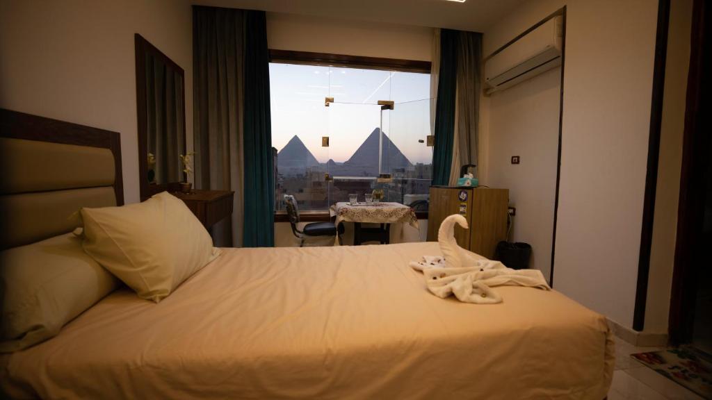 Postel nebo postele na pokoji v ubytování Pyramids Fort Hotel&Roof top