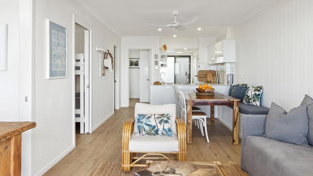 Η κουζίνα ή μικρή κουζίνα στο Little Palms - Sleep by the whisper of the waves