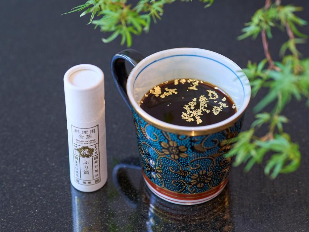 金沢市にあるホテルリソルトリニティ金沢の接着剤のチューブの横にあるコーヒーカップ