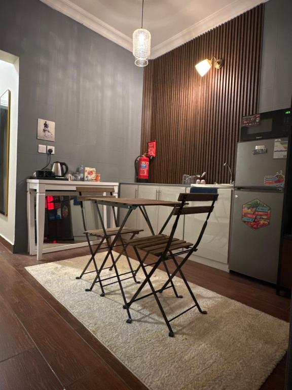QuaiにあるCRAFT LOFT- Walnut 335のキッチン(テーブル、椅子、冷蔵庫付)