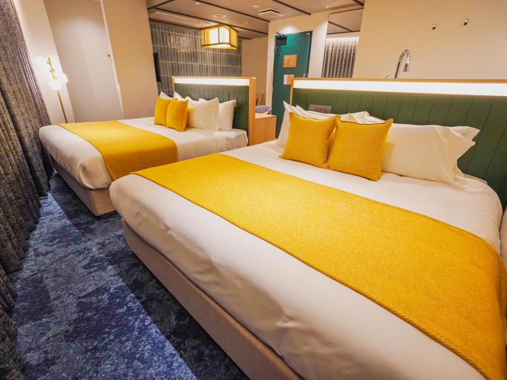 Postel nebo postele na pokoji v ubytování The GALA Hotel Umeda
