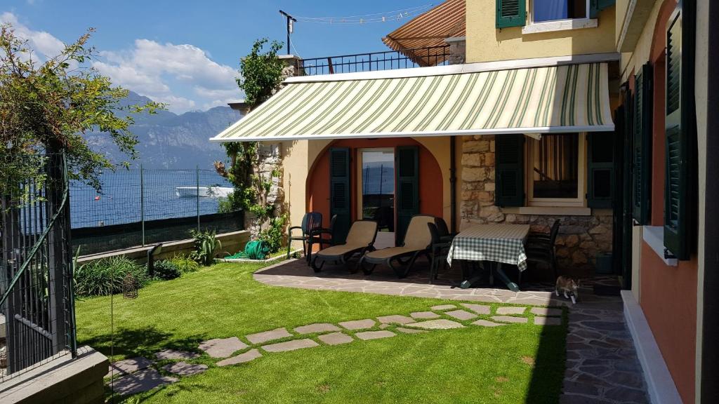 dom z balkonem ze stołem i krzesłami w obiekcie Casa Spiaggia w Brenzone sul Garda