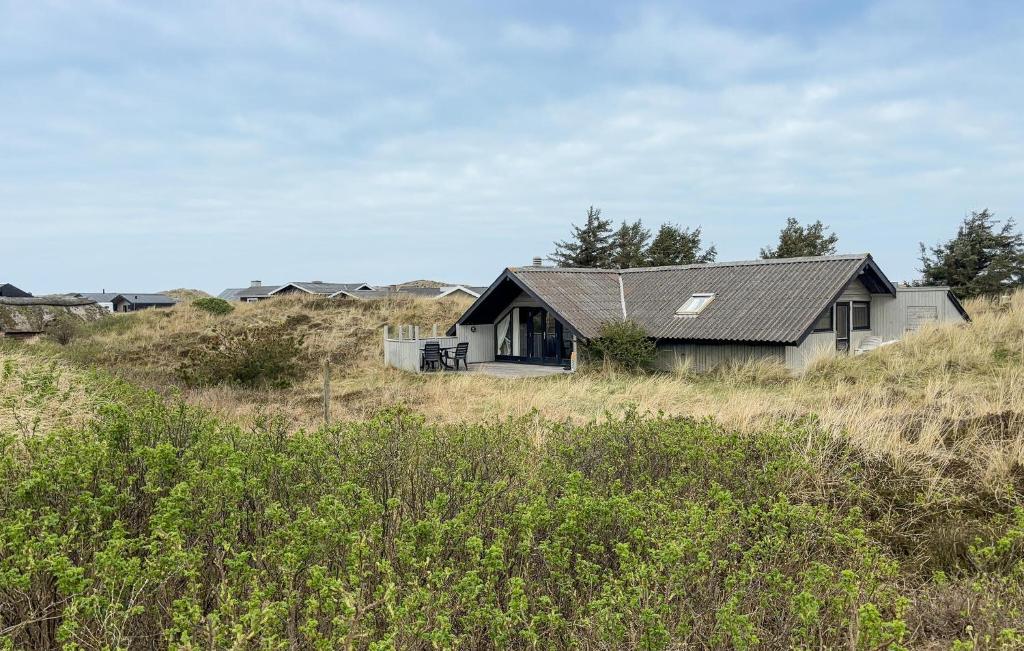 una casa in cima a una collina di 3 Bedroom Amazing Home In Ringkøbing a Ringkøbing