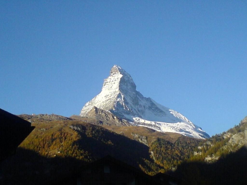 einen schneebedeckten Berg in der Ferne in der Unterkunft Ferienwohnung Haus Mia in Zermatt