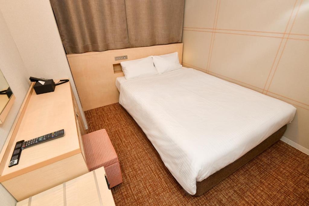 เตียงในห้องที่ Sanco Inn Nagoya Shinkansen-guchi Annex