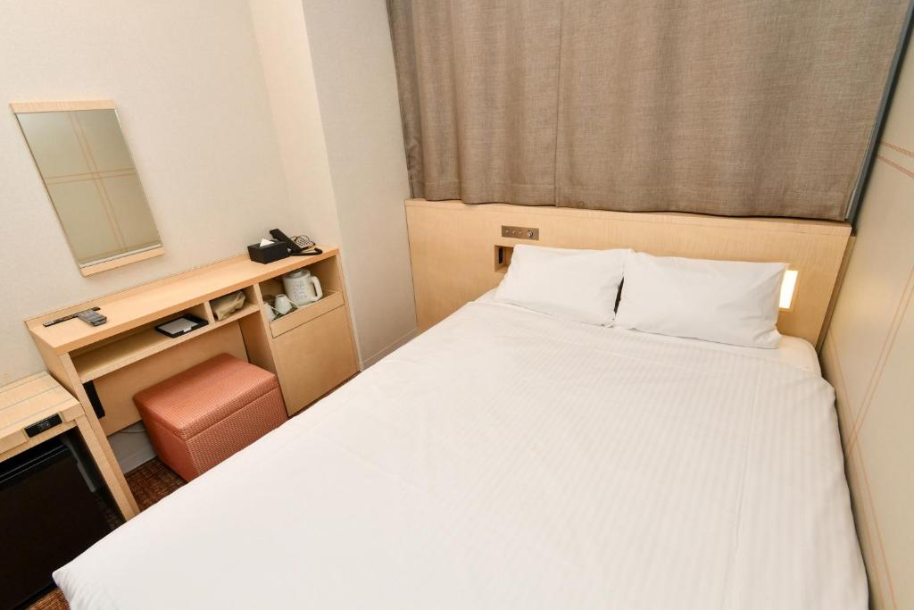 เตียงในห้องที่ Sanco Inn Nagoya Shinkansen-guchi Annex