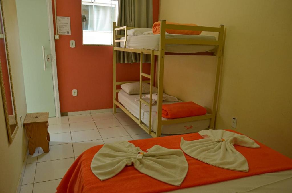 une chambre avec un lit avec deux lits superposés dans l'établissement Pousada Lirio do Vale, à Cachoeira Paulista