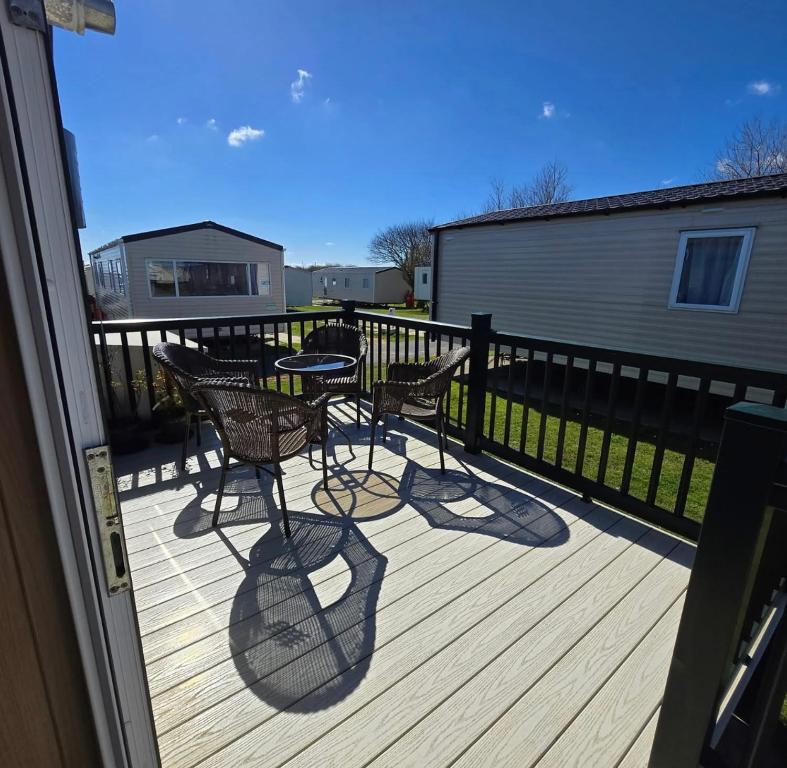 フランボローにあるZapata Springs 34のパティオ(椅子、デッキ上のテーブル付)