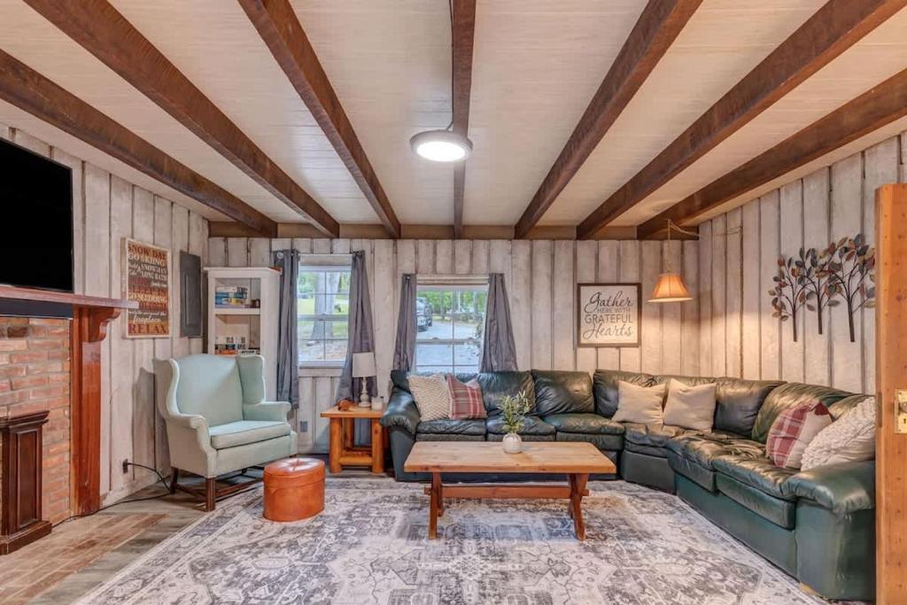 un salon avec un canapé et une table dans l'établissement Hickory Haven - Stunning Lake Views - Private Dock, à Cadiz