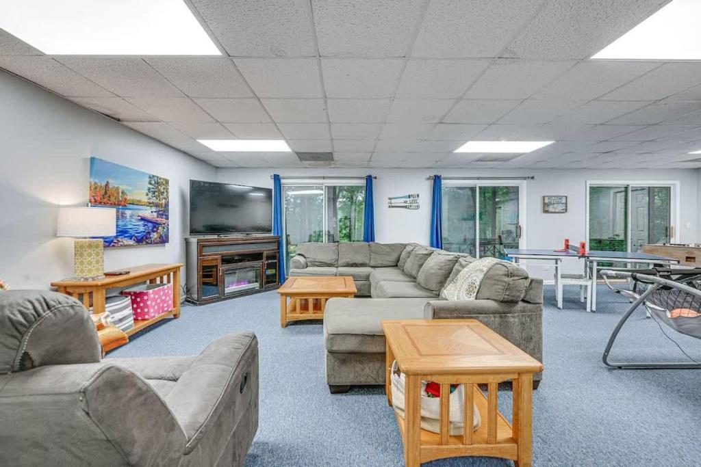 TV a/nebo společenská místnost v ubytování Delma's Haven in Cadiz - Deck & Lake Access