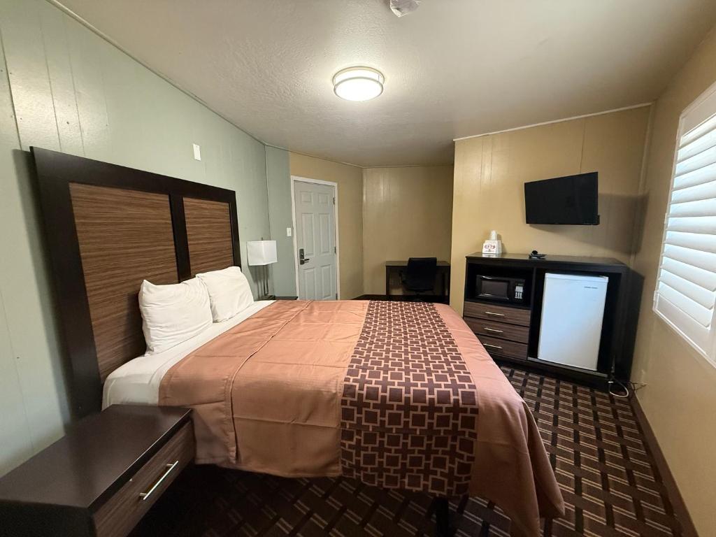 Postel nebo postele na pokoji v ubytování Tahoe Sands Inn