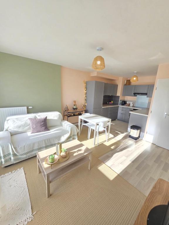 un salon avec un canapé blanc et une table dans l'établissement Proche Paris et Disneyland, à Champigny-sur-Marne