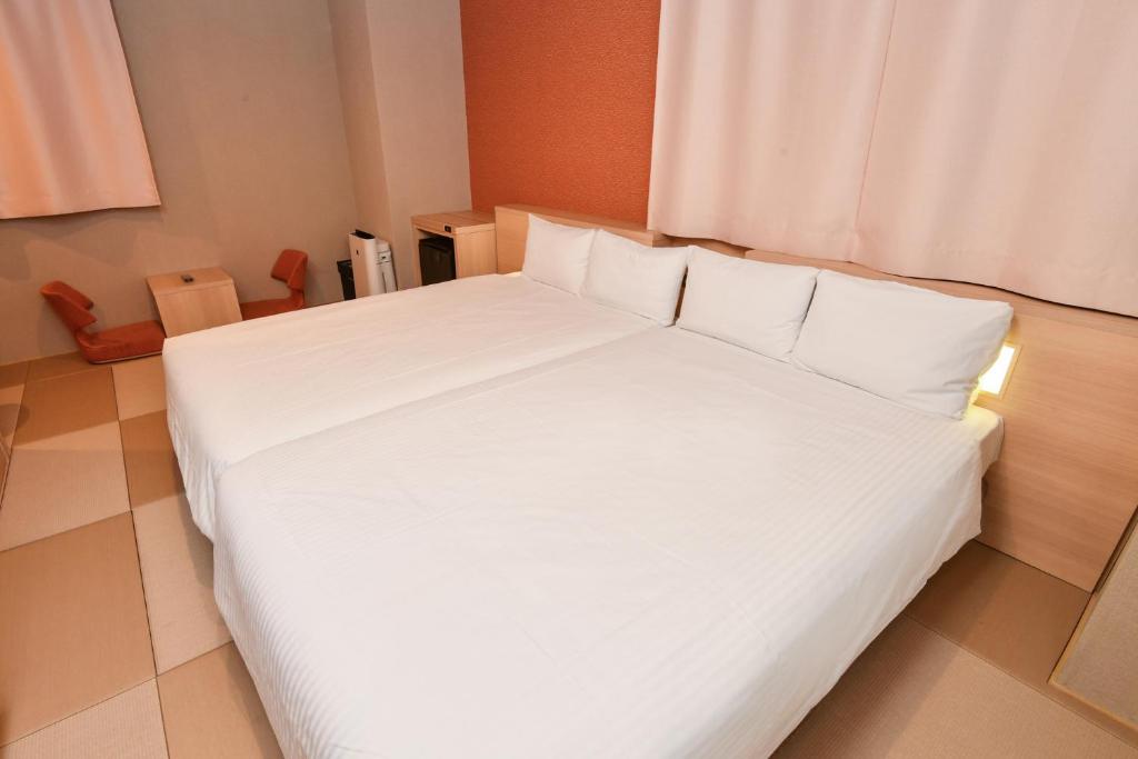 เตียงในห้องที่ Sanco Inn Nagoya Shinkansen-guchi Annex