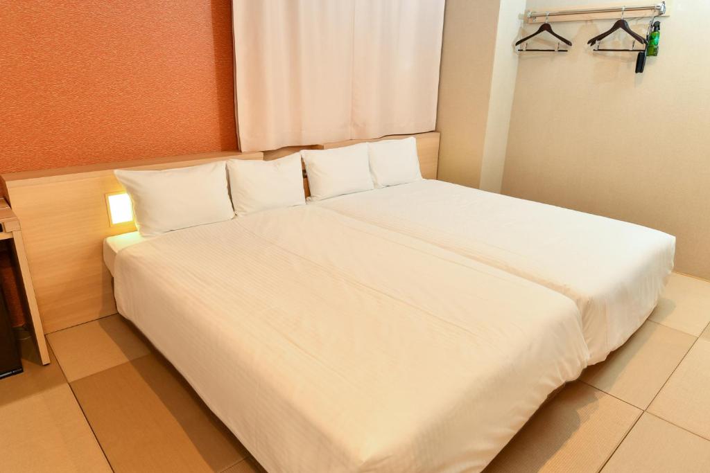 เตียงในห้องที่ Sanco Inn Nagoya Shinkansen-guchi Annex