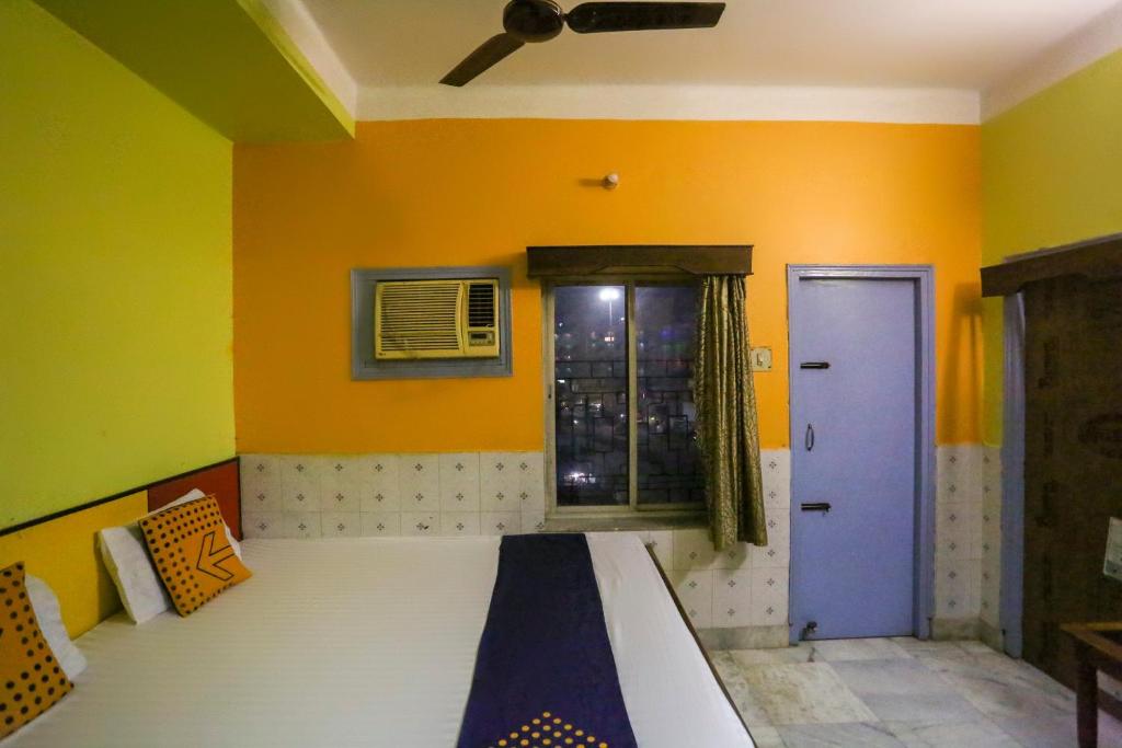 Postel nebo postele na pokoji v ubytování Hotel O Bideshini Hotel