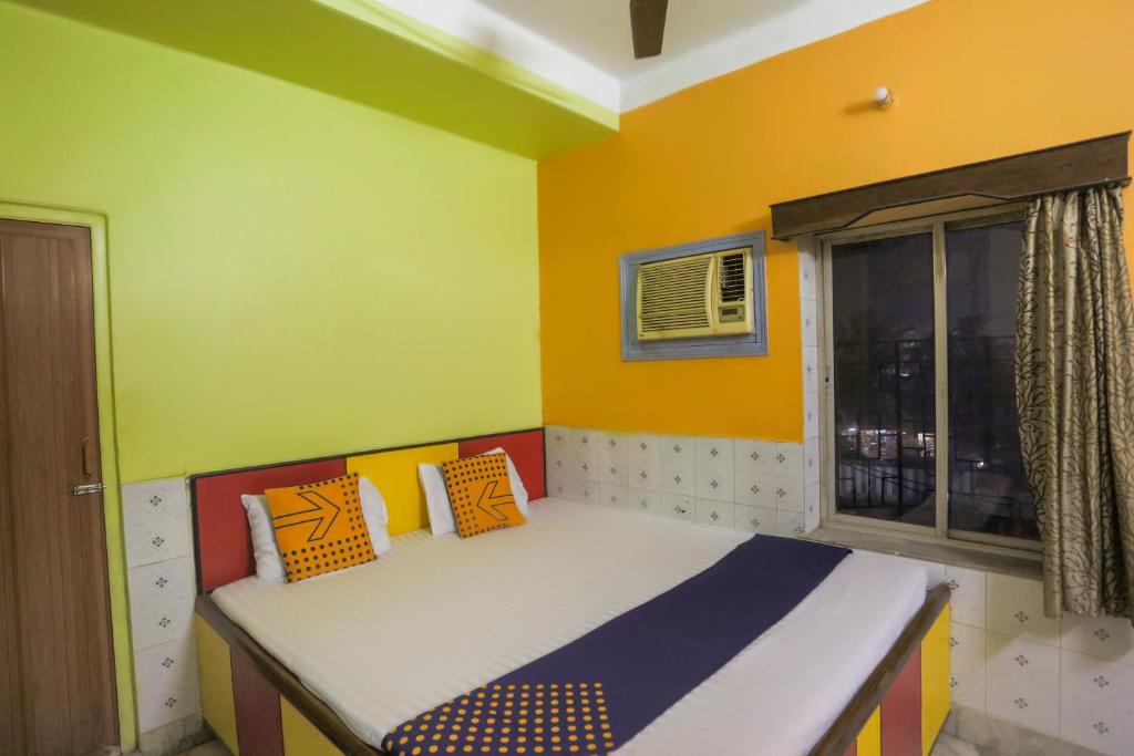 Postel nebo postele na pokoji v ubytování Hotel O Bideshini Hotel