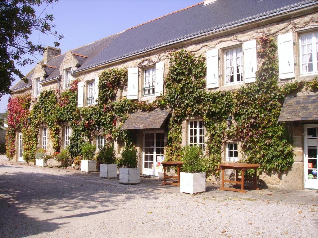 an ivy covered building with tables in front of it at Auberge Le Ratelier in Carnac