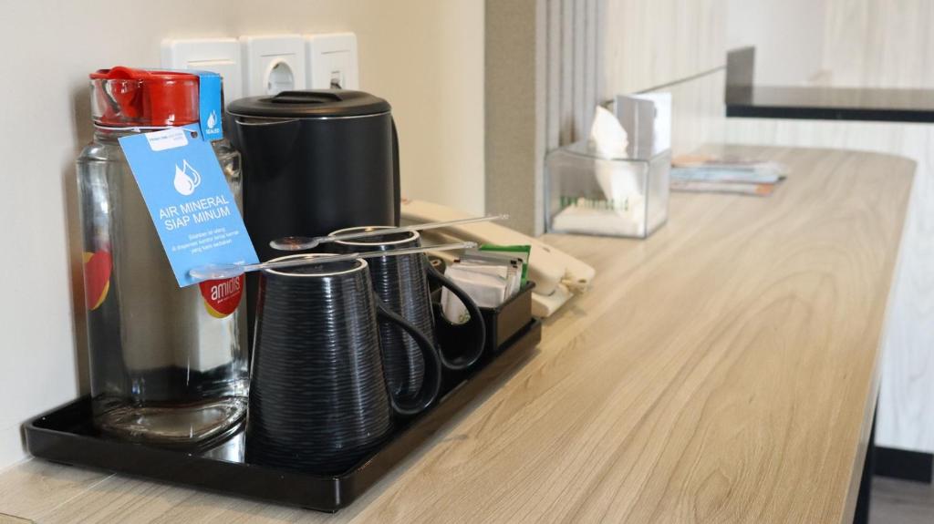 Příslušenství pro přípravu čaje a kávy v ubytování Front One Gosyen Hotel Salatiga