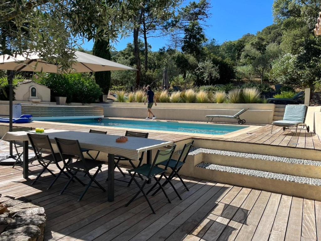 La MôleにあるVilla in La Môle with Private Poolのスイミングプールのそばにパティオ(テーブル、椅子付)