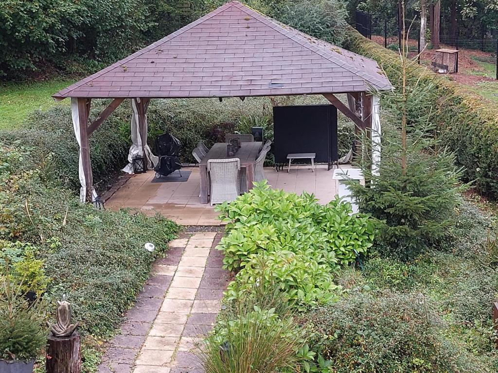 Zahrada ubytování Chalet in Rendeux with BBQ Terrace