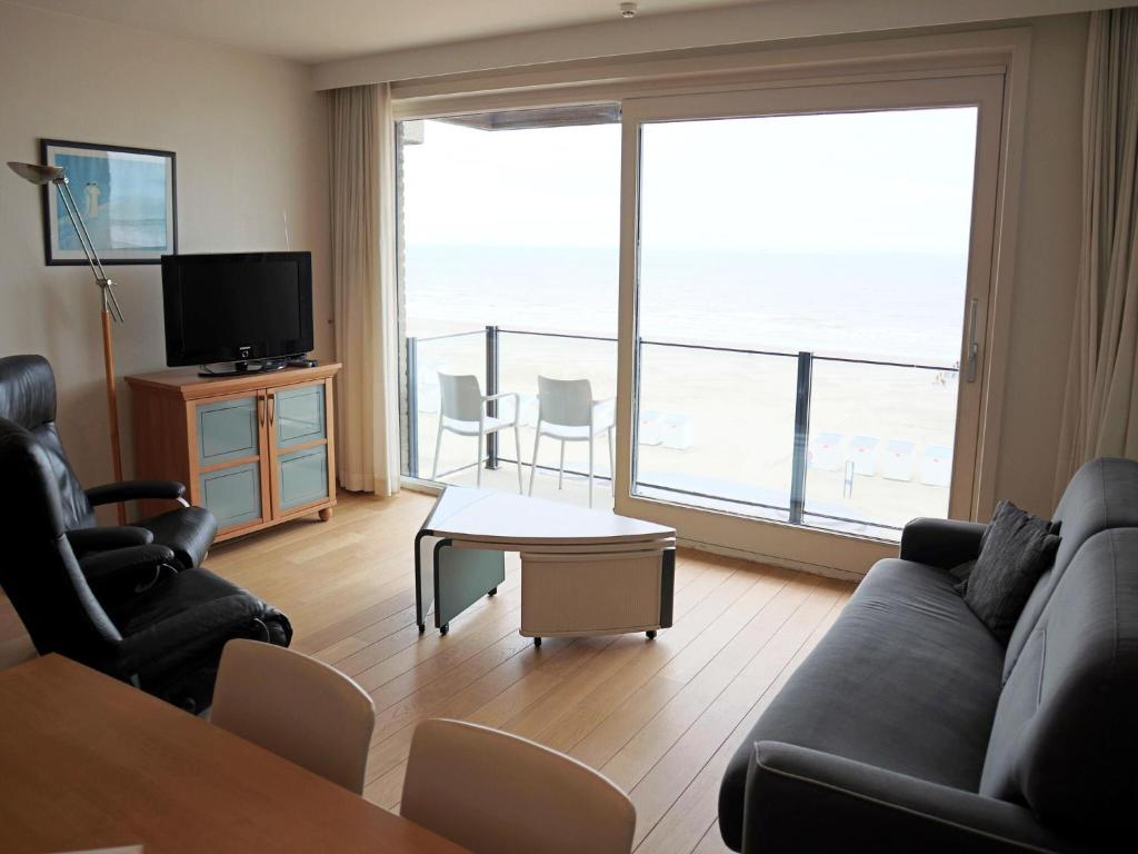 TV a/nebo společenská místnost v ubytování Apartment in Nieuwpoort near the Beach