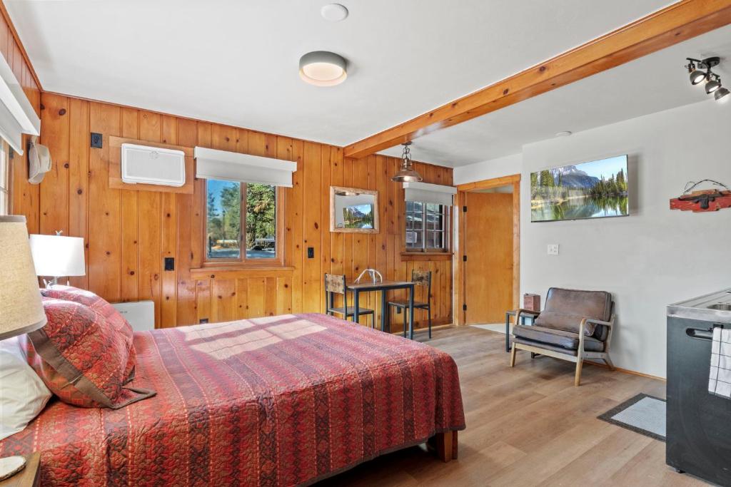 En eller flere senge i et værelse på Timber Lodge #17