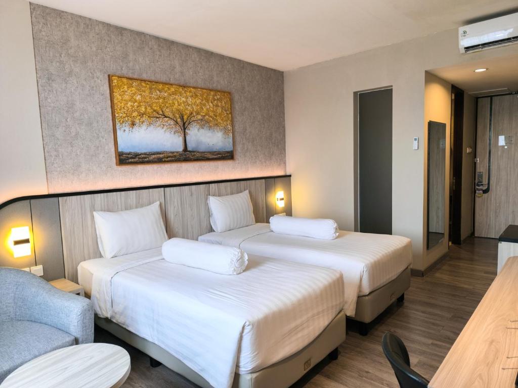 Postel nebo postele na pokoji v ubytování Front One Gosyen Hotel Salatiga