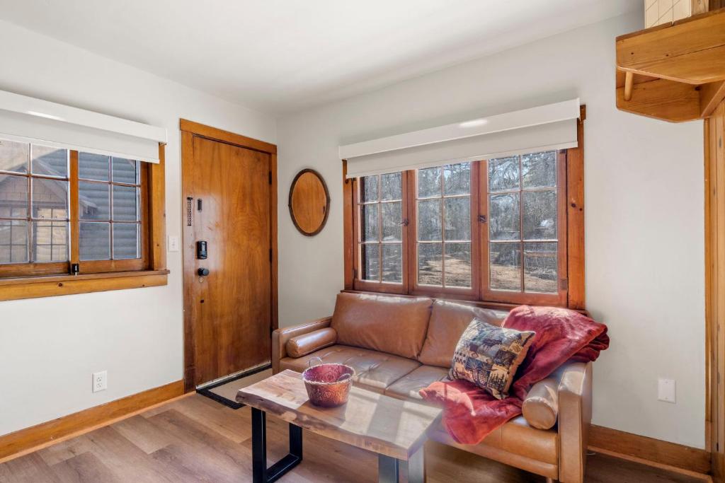 een woonkamer met een bank en een tafel bij Timber Lodge #16 in Colorado Springs
