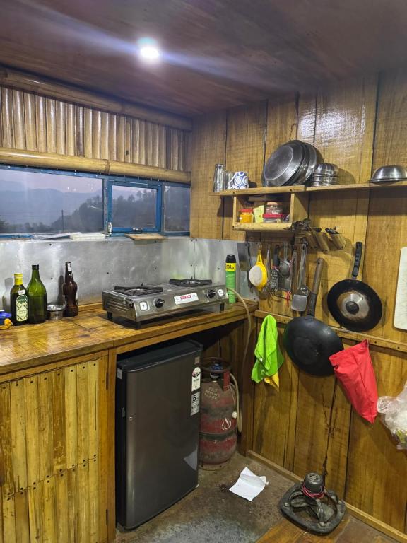 Kuchyň nebo kuchyňský kout v ubytování Zenith Himalayan Eco Studio