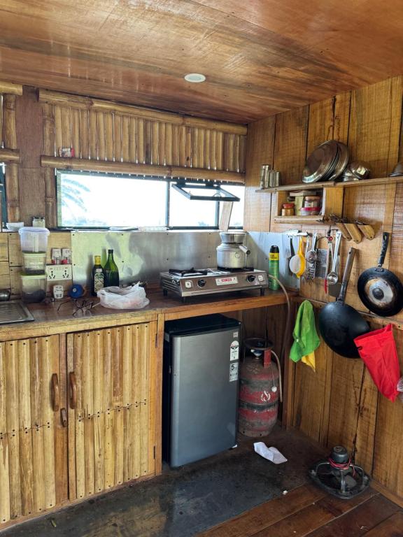 Kuchyň nebo kuchyňský kout v ubytování Zenith Himalayan Eco Studio